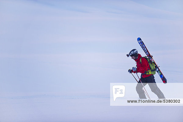 Österreich  Zuers  Junger Mann beim Telemarkfahren am Arlberg