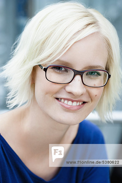 Junge Frau mit Brille  Portrait  lächelnd