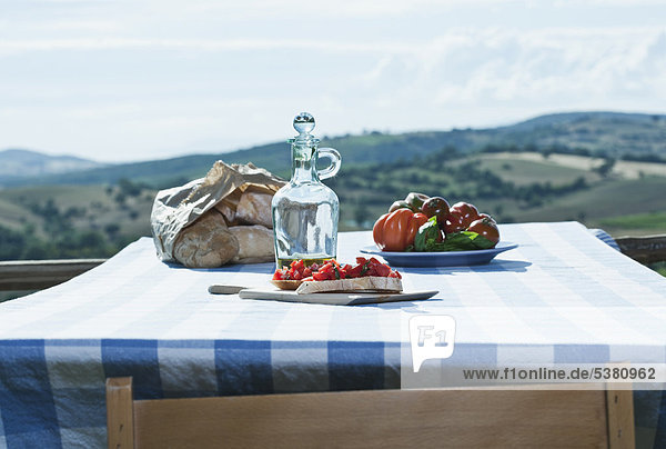 Italien  Toskana  Magliano  Bruschetta  Brot  Tomaten und Olivenöl auf dem Tisch