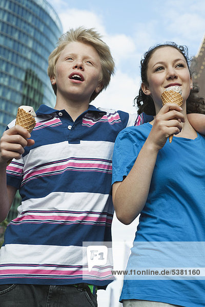 Germany  Berlin  Teenage couple eating ice cream