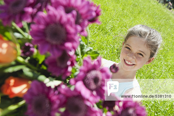 Mädchen mit Blumen  lächelnd  Portrait