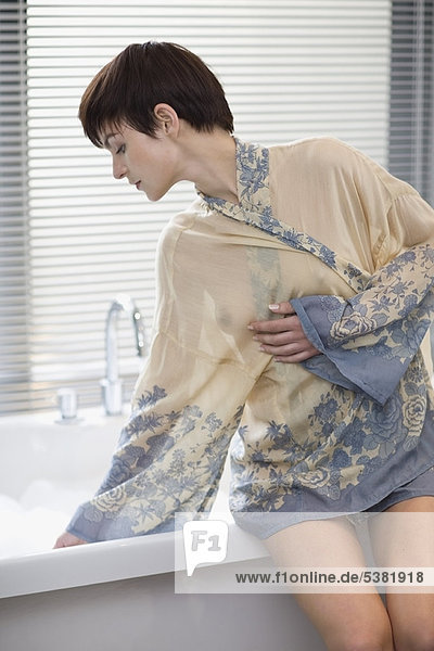 Frau  Prüfung  Nachthemd  Badewasser  Robe