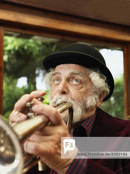 Mann  alt  spielen  Trompete