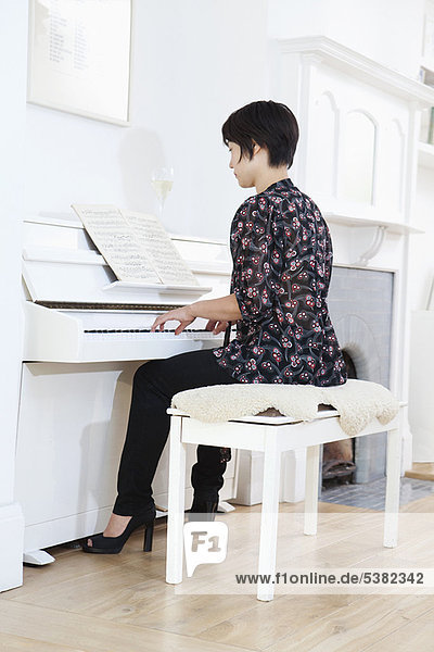 Interior  zu Hause  Frau  Klavier  spielen
