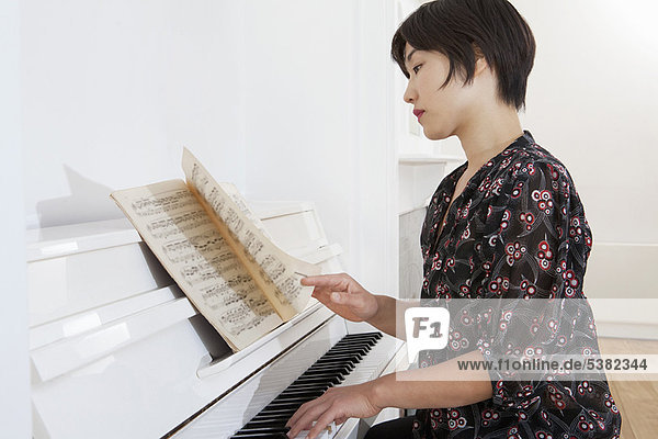 Interior  zu Hause  Frau  Klavier  spielen
