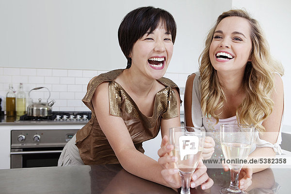 Zusammenhalt  Frau  lachen  Wein  trinken
