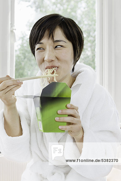 Frau  Lebensmittel  chinesisch  Bademantel  essen  essend  isst