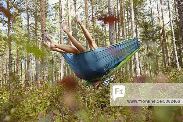 Frauen entspannen in der Hängematte im Wald