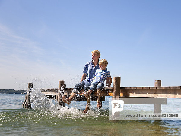 Vater und Sohn baumeln im See