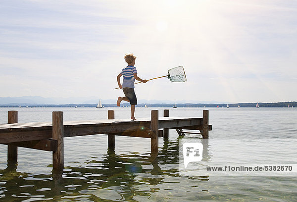 Junge - Person rennen Dock Netz angeln