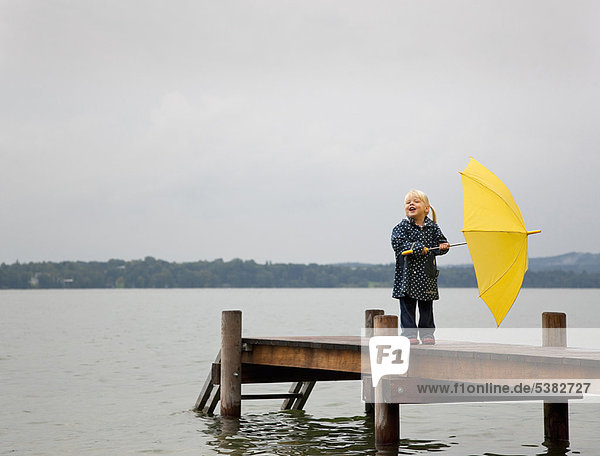 Regenschirm, Schirm ,gelb ,halten ,Dock ,Mädchen
