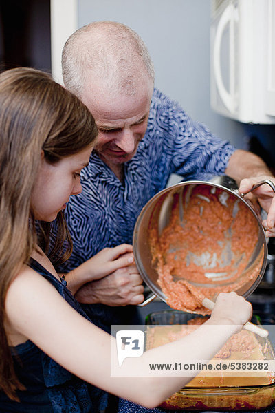 Zusammenhalt kochen Menschlicher Vater Tochter