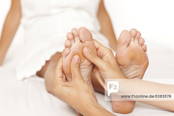 Fußmassage  einer Frau werden die Füße massiert