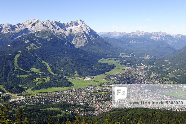 Blick vom Wank auf Garmisch-Partenkirchen mit Zugspitze  Jubiläumsgrat und Alpspitze  Oberbayern  Bayern  Deutschland  Europa