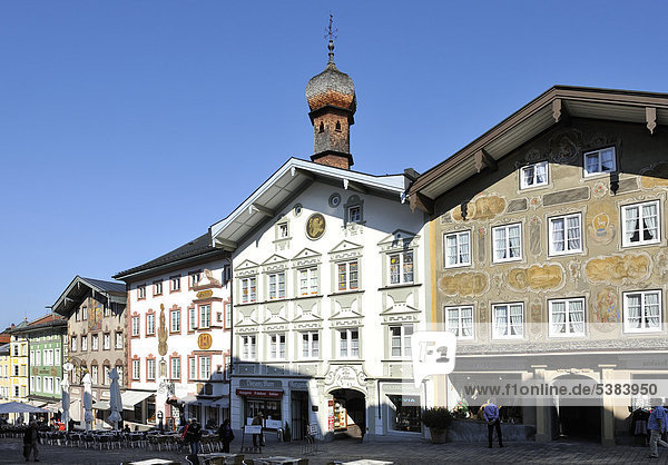 Marktstraße  altes Rathaus  Bad Tölz  Oberbayern  Bayern  Deutschland  Europa  ÖffentlicherGrund
