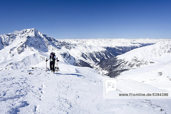 Skitourengeher beim Aufstieg zur Hinteren Schöntaufspitze  Sulden im Winter  hinten der Ortler und das Suldental  Südtirol  Italien  Europa