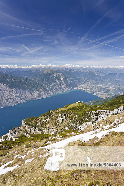 Auf dem Monte Altissimo oberhalb von Nago  unten der Gardasee und Arco  Trentino  Italien  Europa