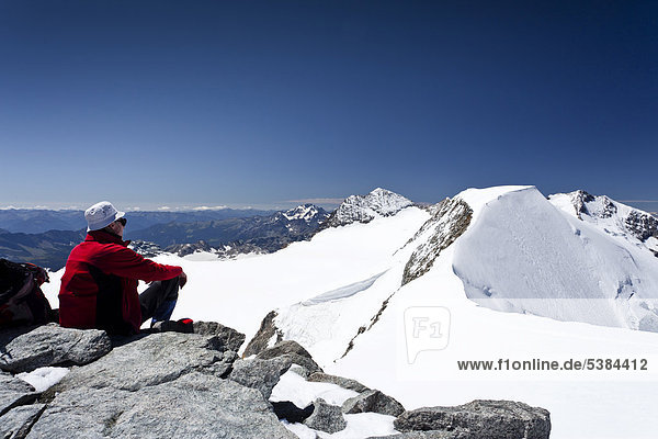 Bergsteiger sitzend Berg Berggipfel Gipfel Spitze Spitzen Kanton Graubünden