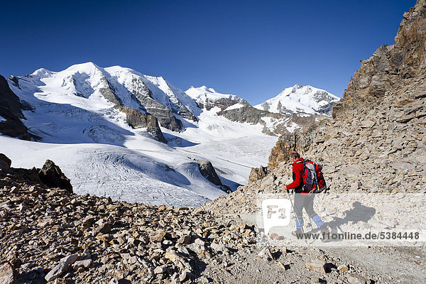 Bergsteiger beim Aufstieg zum Piz Palü  hinten der Piz Palü  links die Bellavista und der Berninagipfel mit dem Biancograt  vorner der Persgletscher  Graubünden  Schweiz  Europa