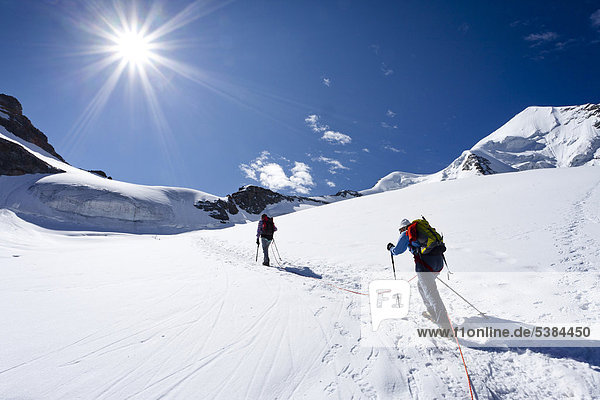 Bergsteiger beim Aufstieg zum Piz Palü  hinten der Gipfel des Piz Palü  Graubünden  Schweiz  Europa