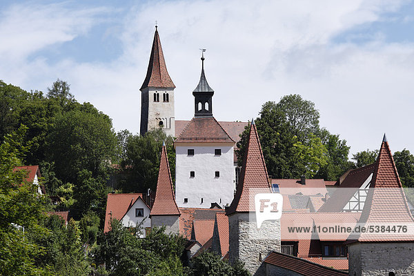 Stadtmauer und Basilika St. Martin  Greding  Mittelfranken  Franken  Bayern  Deutschland  Europa
