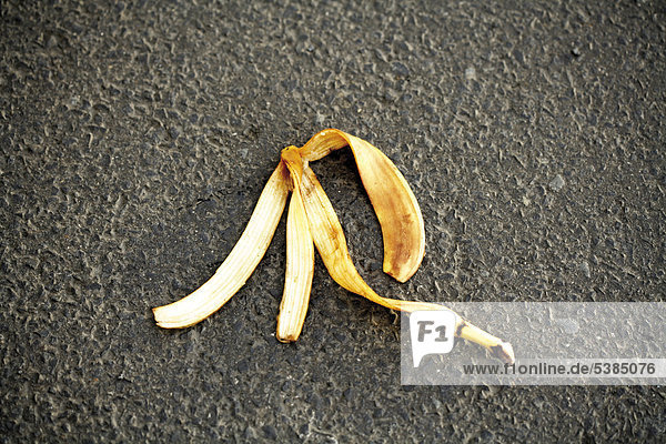 Bananenschale Auf Strasse Symbolbild Fur Unfallgefahr