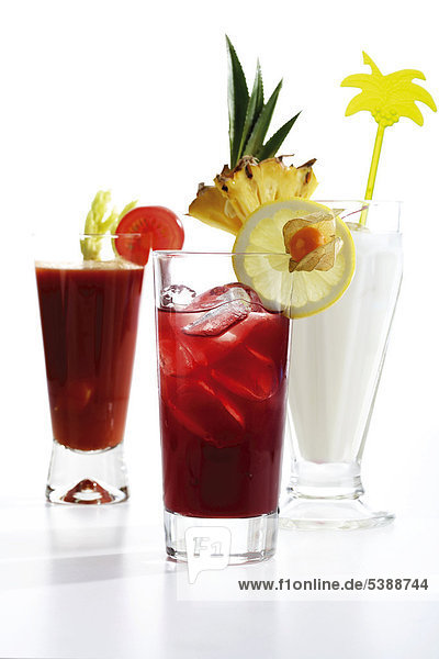 Drei Drinks - von links nach rechts: Bloody Mary  Mai Tai  Pina Colada