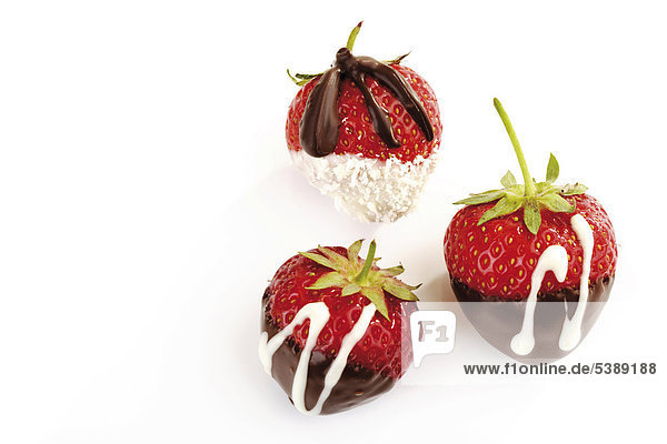 Erdbeeren mit Schokoglasur und Kokosraspeln