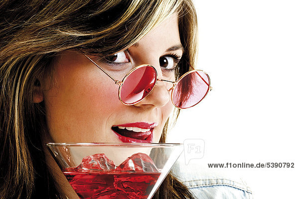 Junge Frau mit rotem Cocktail