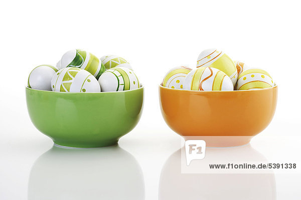 Easter eggs in bowls