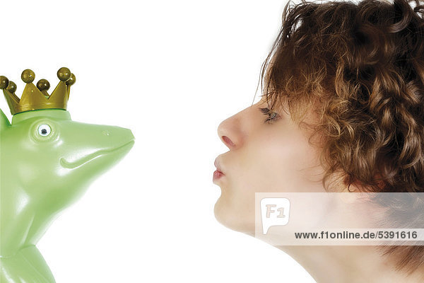 Junges Mädchen küsst Frosch - Figur mit Krone