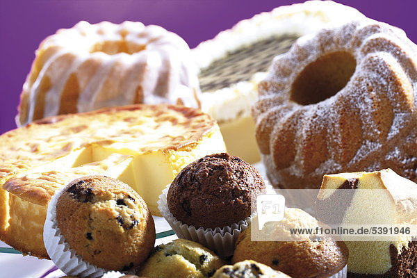 Kuchenbuffet: Napfkuchen mit Puderzucker und Zitronenguß  Käsekuchen  Marmorkuchen  Muffins  Sahnetorte