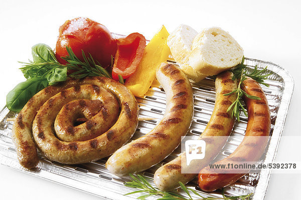 Alu Grillschale Mit Bratwursten Bratwurstschnecke Rindsbratwurst Grilltomate Paprika Krautern Und Weissbrot https www f1online de de bild details 5392378 html