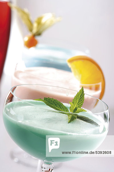 Cocktailgläser mit Pfefferminz Sahne Likör  Blue Curacao Sahne Likör und Campari Orange Sahne Likör