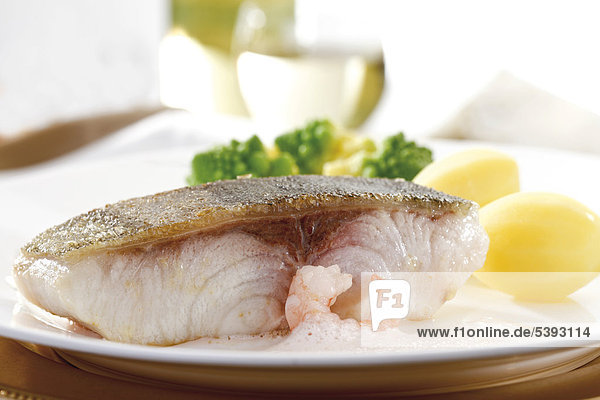 Fischgericht  Cobia Barsch Filet mit Salzkartoffeln  Romanesco  Garnele und Weissweinschaum  hinten Weisswein