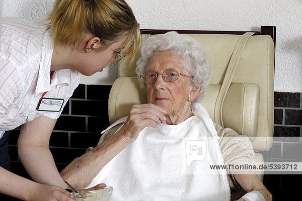 Frau Angebot Zuneigung Wohnhaus Senior Senioren Fürsorglichkeit Sorge Pflege Pflegebereich