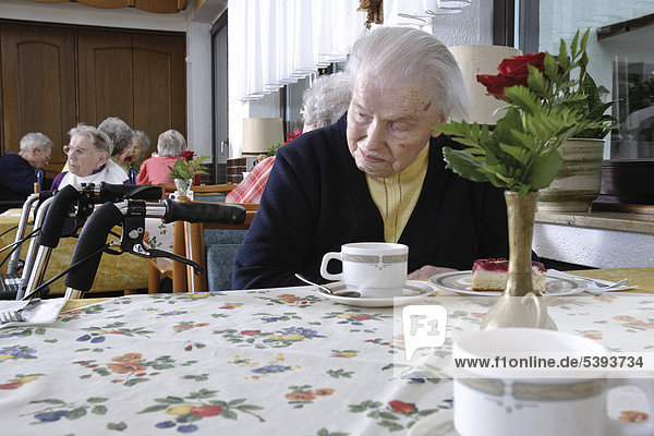Im Altenheim  Pflegeheim  Seniorin am Kaffeetisch