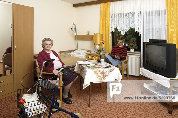 Zimmer im Altenheim  Pflegeheim  Seniorin und Enkel