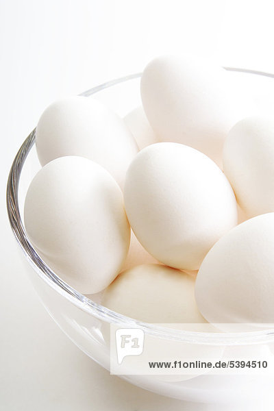Weiße Eier in Glasschale