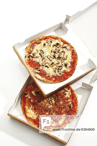 Zwei Pizzen im Karton  Pizza Prosciutto und Funghi