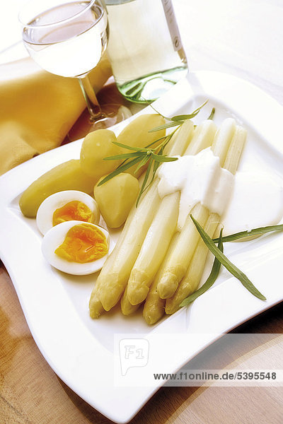 Spargel mit Sauce Bearnaise  Salzkartoffeln und hartgekochten Eiern