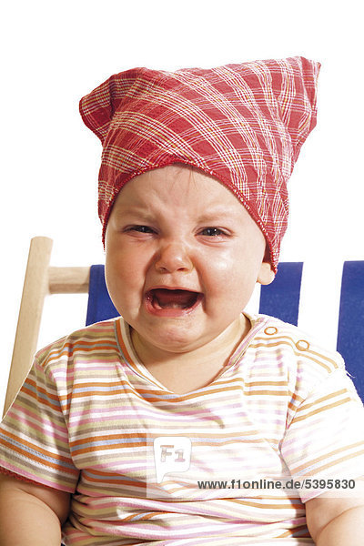 Baby mit Kopftuch weint