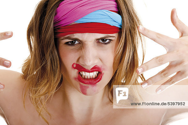 Junge Frau mit bunten Stirnbändern und verschmiertem Lippenstift
