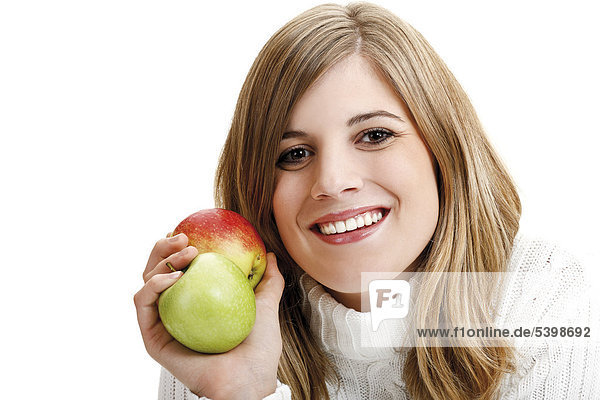Junge Frau hält zwei Äpfel