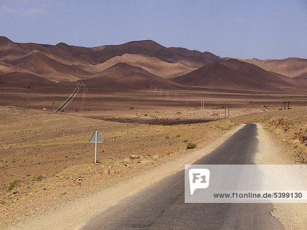 Asphaltstraße im Draa-Tal  nahe Tazenakht  Marokko  Nordafrika  Afrika
