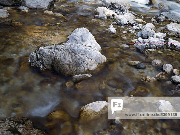 Felsbrocken und Steine im Flussbett der Soca im Socatal nahe Trenta  Triglav Nationalpark  Slowenien  Europa