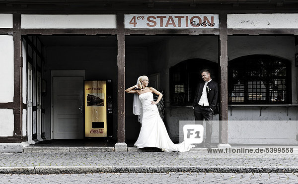 Hochzeit  Braut und Bräutigam in alter Busstation