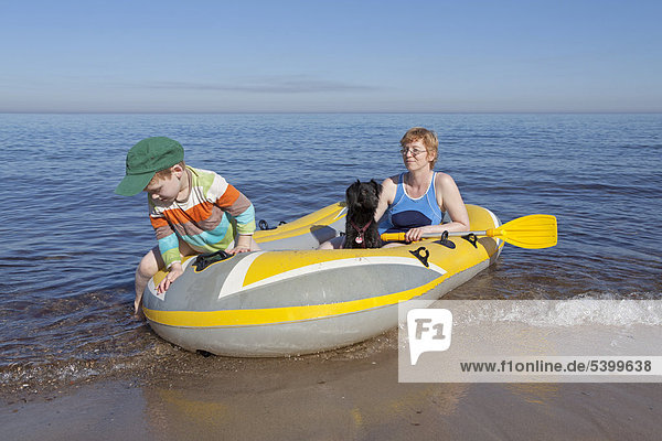 Mutter und Sohn mit Hund im Schlauchboot  Kühlungsborn-West  Mecklenburg-Vorpommern  Deutschland  Europa
