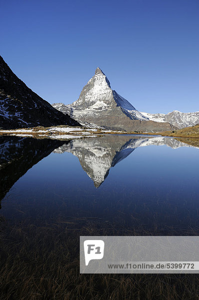 Matterhorn spiegelt sich im Riffelsee  Zermat  Wallis  Schweiz  Europa