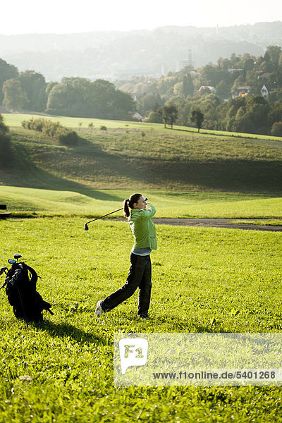 Frau beim Crossgolf  X-Golf oder Urbangolf